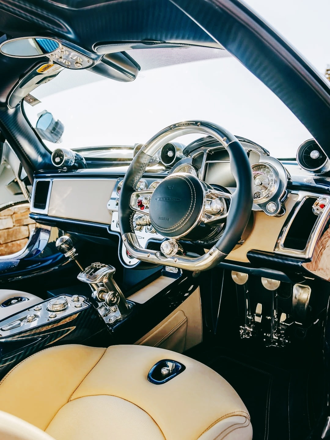 Pagani Utopia搭载 6.0L  AMG V12 发动机864 马力，
