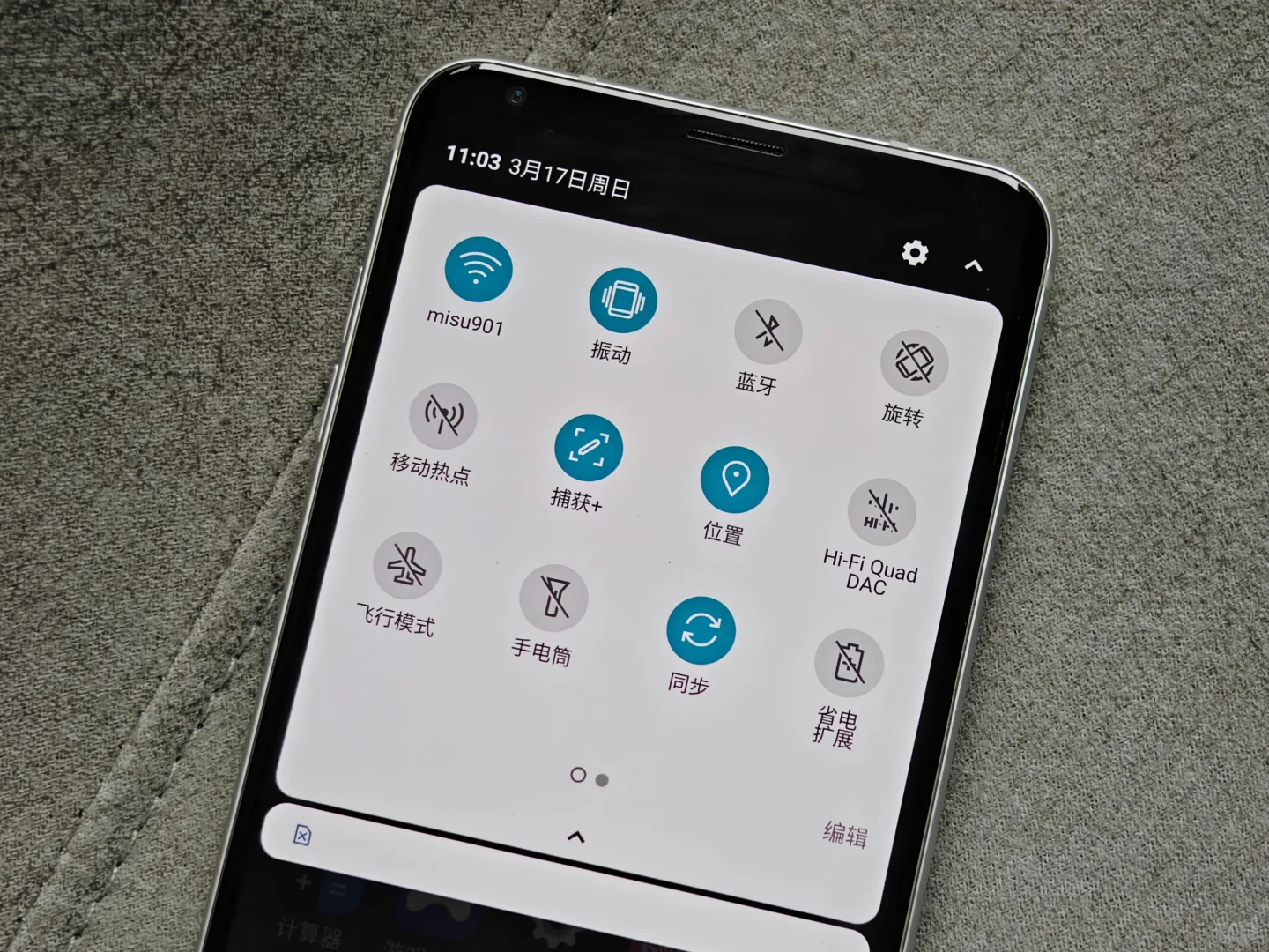 最近淘了一台洋垃圾LG V30，这台手机竟然把电源键放在后置指纹上。
它最大的特...