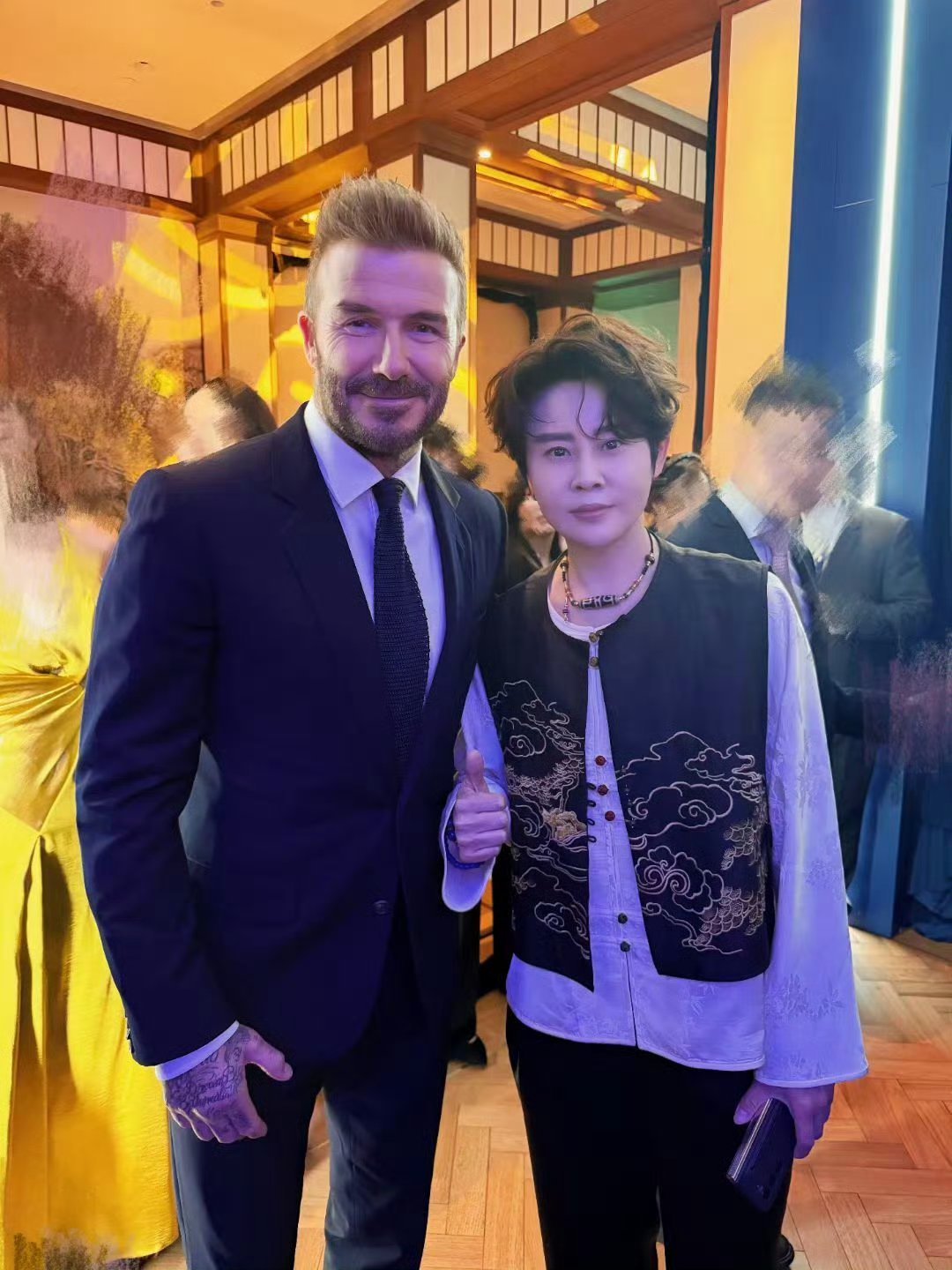 王濛说贝克汉姆是帅一辈子的偶像王濛在澳门NBA中国赛现场连续两年与偶像贝克汉姆同