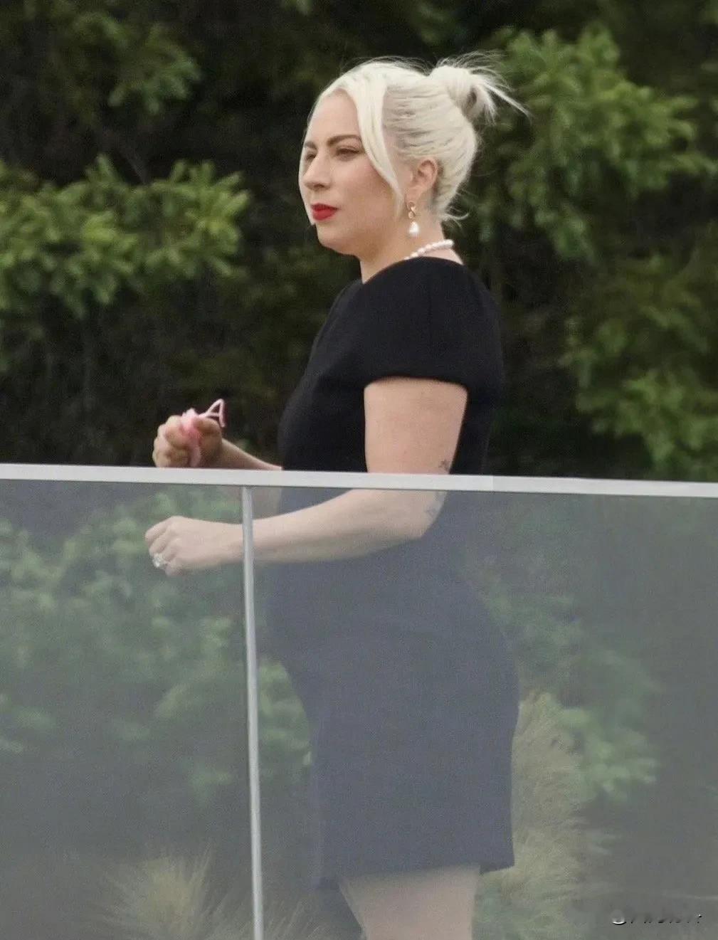 雷迪嘎嘎Lady Gaga这是怀孕了？
就在前几日，嘎嘎姐参加妹妹的婚礼，在婚礼
