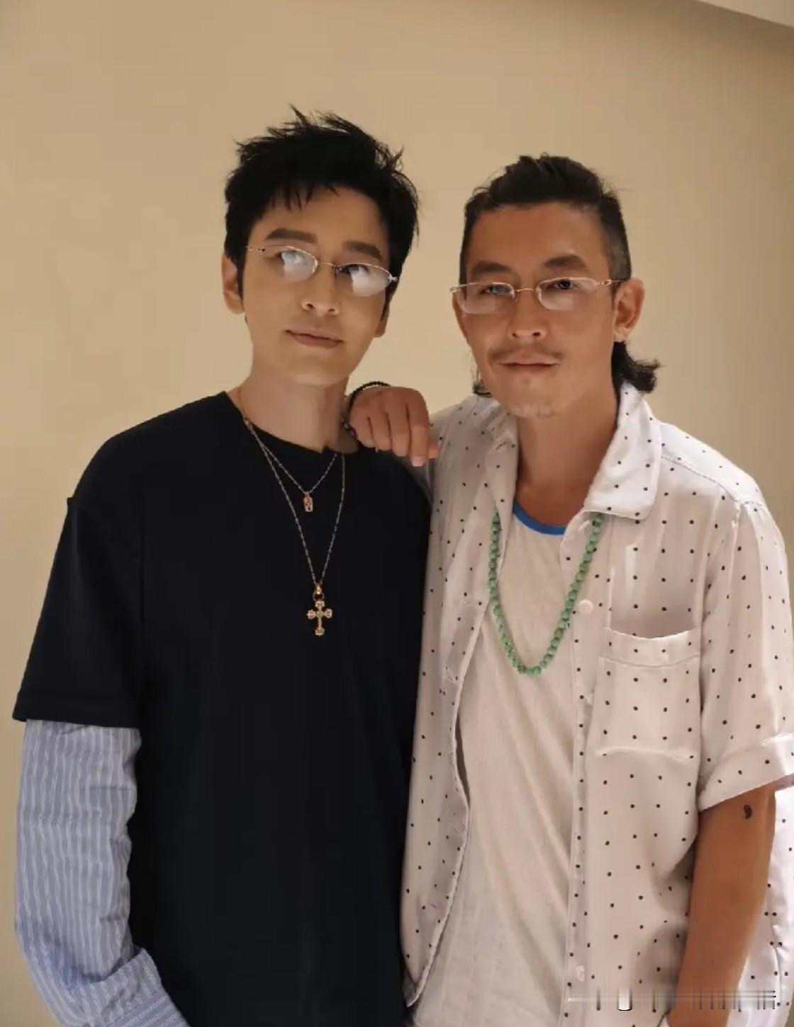 一张同框照引发热议！48岁黄晓明和45岁陈冠希，仅仅相差3岁，观感却像两代人。