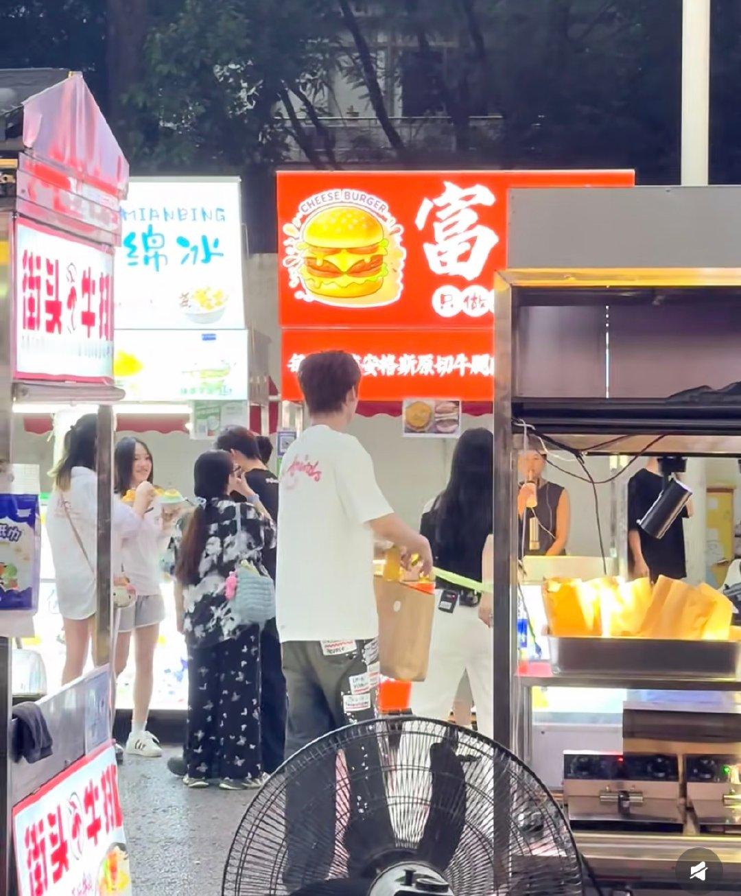 长沙偶遇周柯宇包上恩网友偶遇周柯宇包上恩录节目 期待炽夏