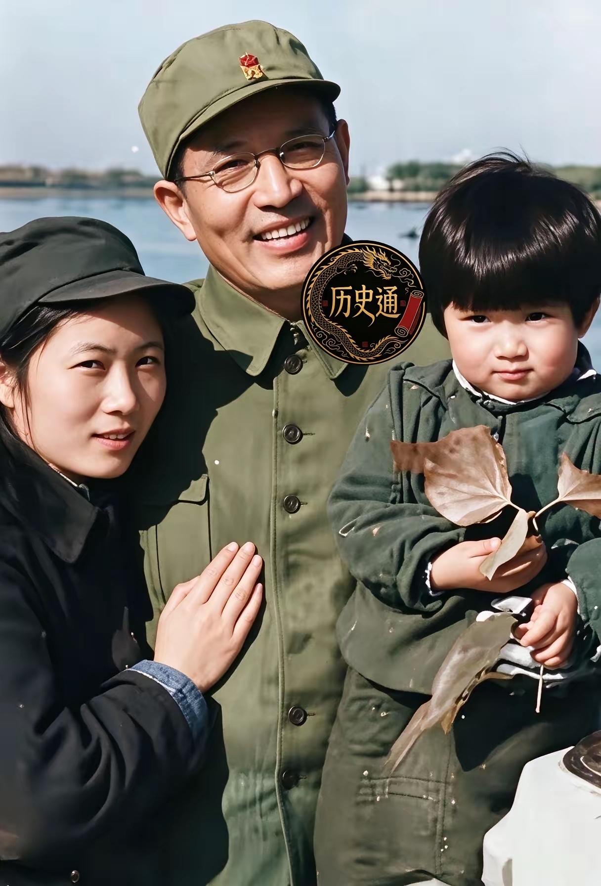 炮兵司令朱瑞的夫人有多美？一家三口的合影，小鸟依人，眉目清秀