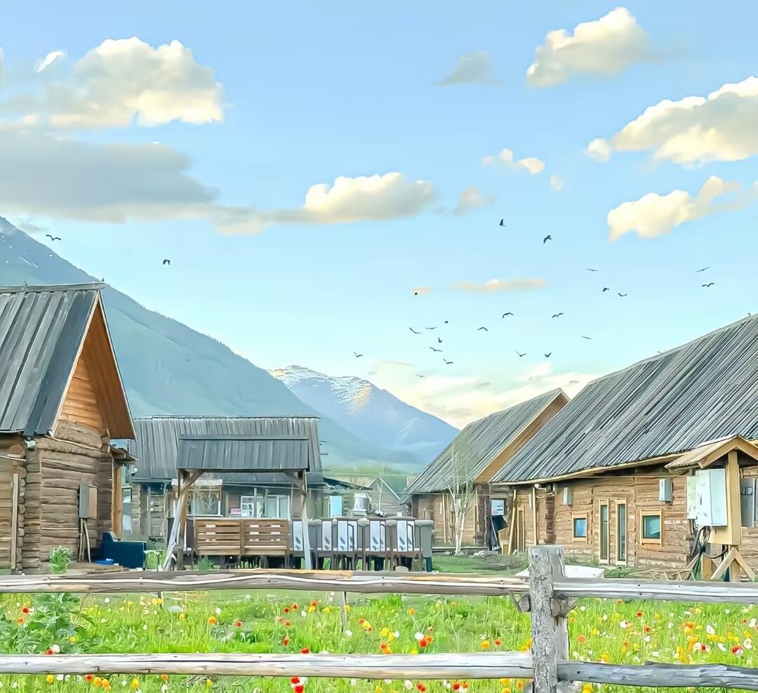 Background｜背景图“我们与万物同行，星辰指引方向，云与光铺展成大地的模