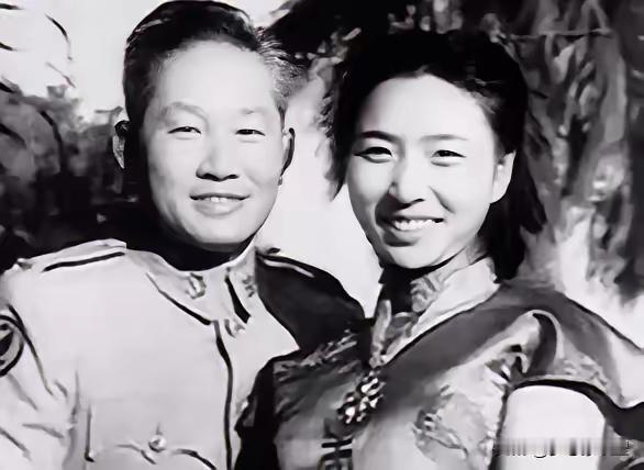 1951年深夜，孙立人上床就寝，伸手一搂却惊觉不对：怎么是你？
 
1951年的