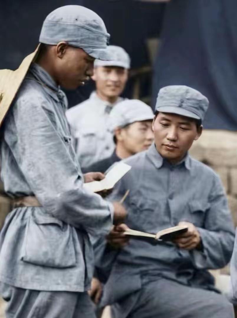 这张老照片拍摄于抗战时期，毛主席身穿八路军军装照，这才是毛主席真实的容貌，不是演