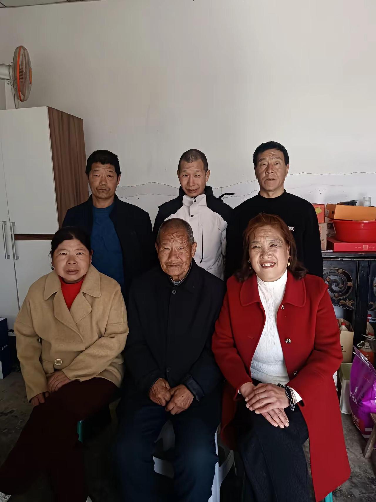 岁月推动年青最美的时光，让人渐渐变老，相聚在一起是哪么的亲密，祝2026年，家人