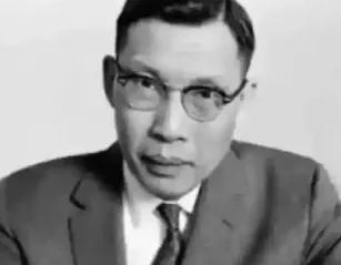 1950 年，北大一位教授悄悄把家里米缸加满了米，装出一副还要回来的样子。然后留