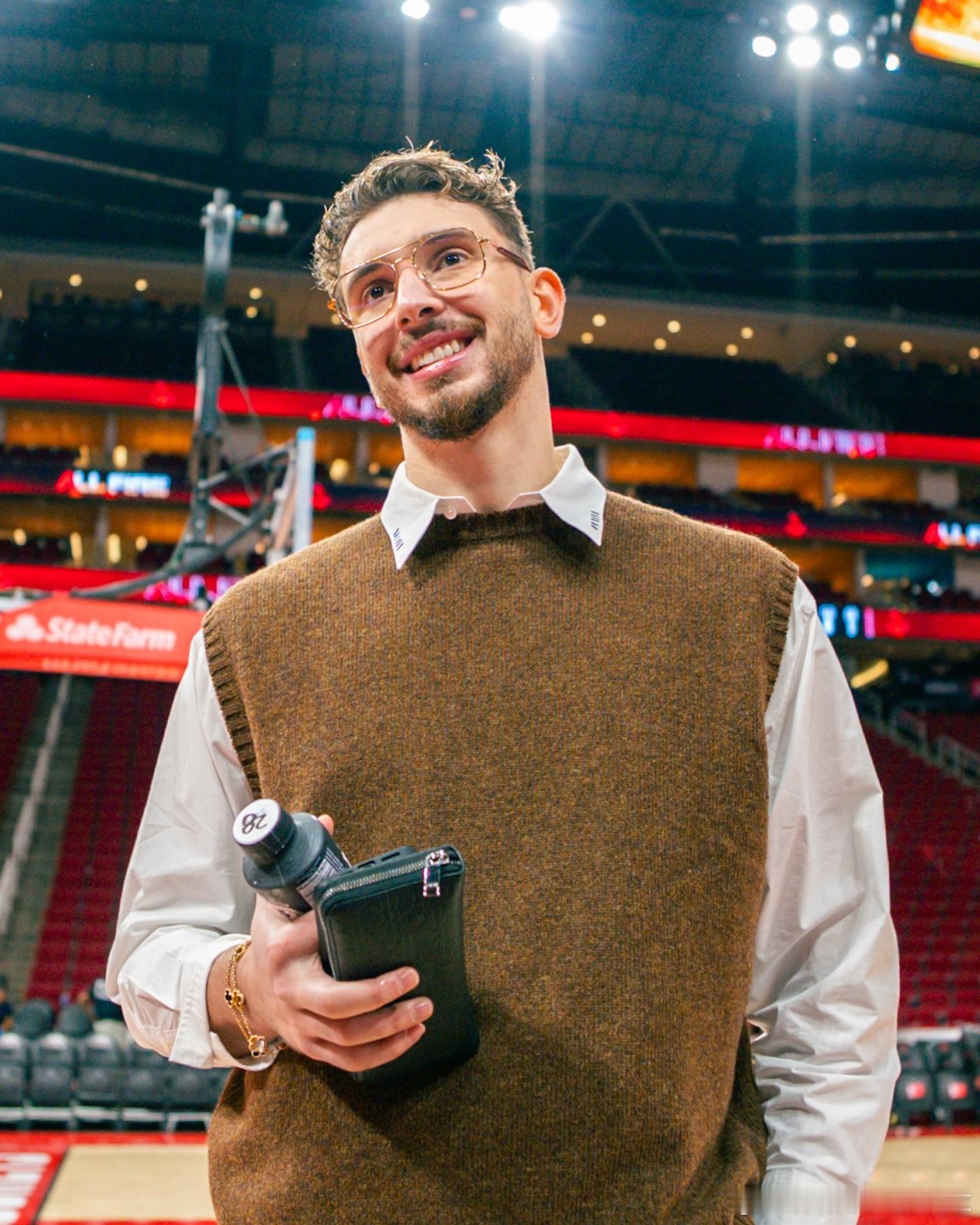 帅是真帅！！！申京今日晒出近期的OOTD📸休斯顿火箭nba常规赛休斯顿火箭