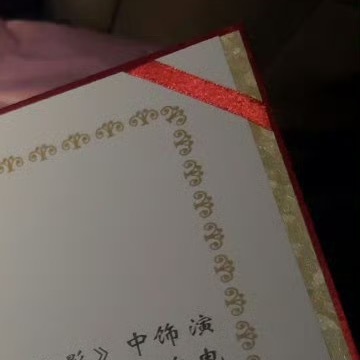 善良是一束美丽的玫瑰，当你赠予他人时，也为你自己留下了满室的芳香；善良是冬日里的