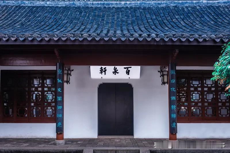 上联“清清楚楚不清楚”真的很妙，叠词用得巧妙，还制造出一种矛盾感。我觉得“明明白