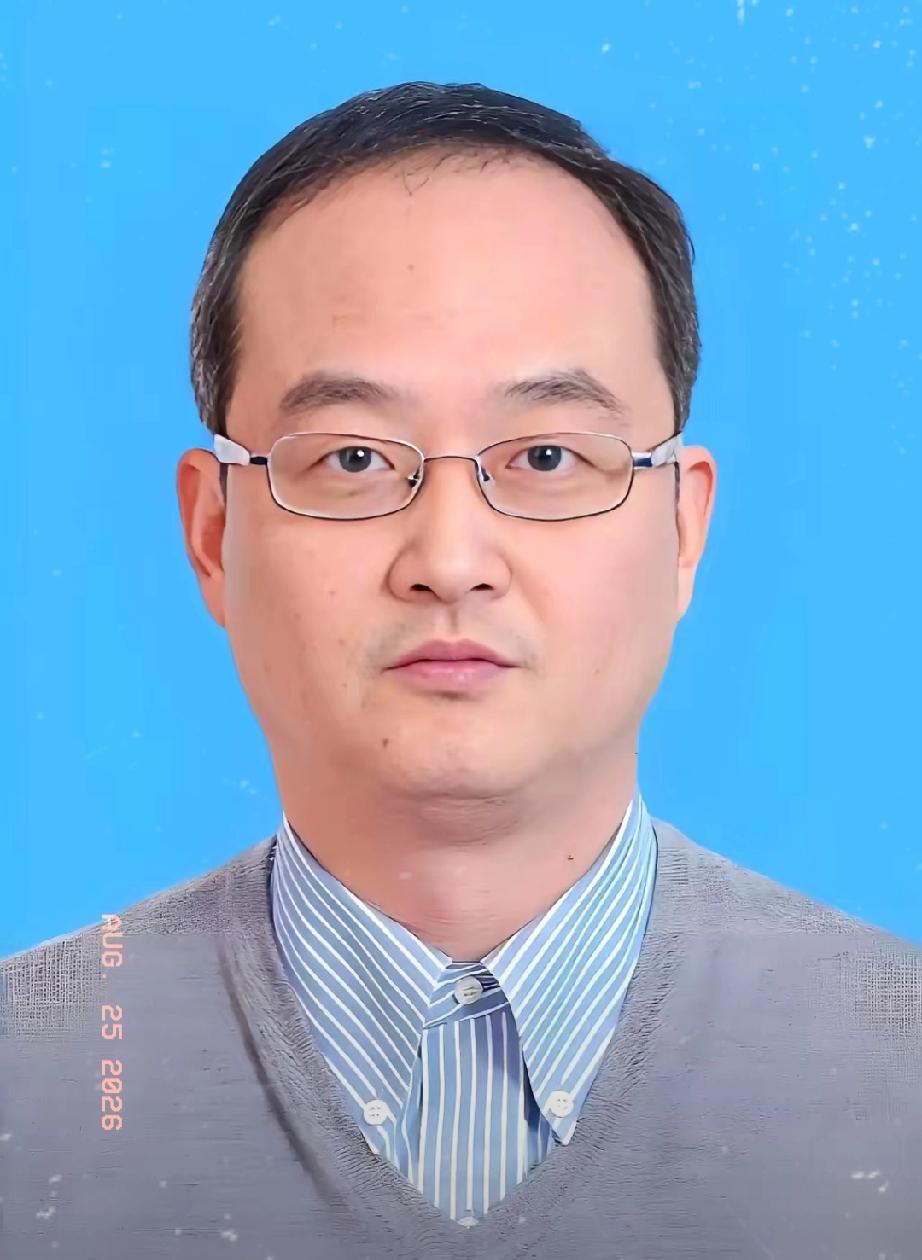 吴枫，湖北天门人。
在微软干了15年，爬到首席研究员，手里攥着上百项中美专利。然
