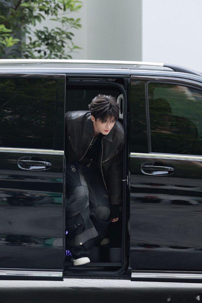 偶遇闫桉晨练早起路人真的太幸运了！街头偶遇正在晨练的闫桉，素颜状态清爽干净，完全