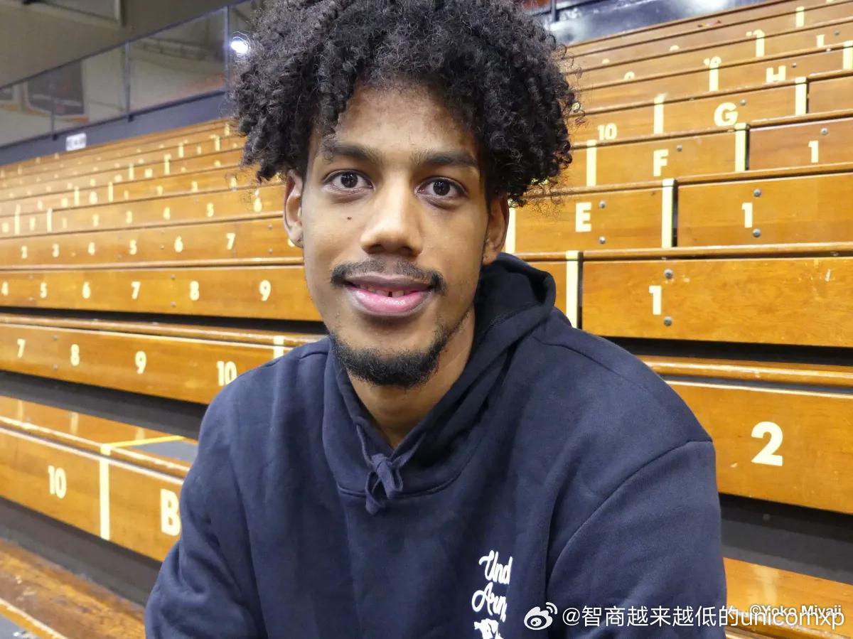 日本记者透露今年B联赛选秀状元山崎一渉目前尚未确定下赛季的去向是继续打NCAA还