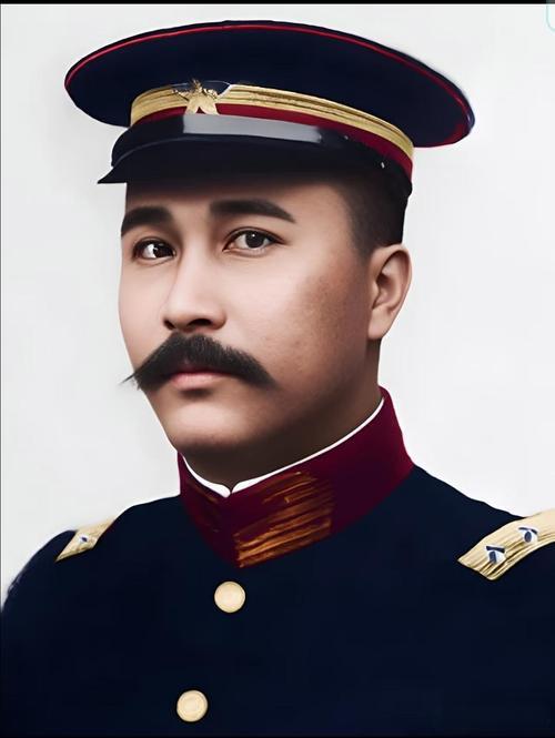 1933年9月，香港。一个潦倒的老头躺在床上，咳得满枕是血。医生说他必须马上住院