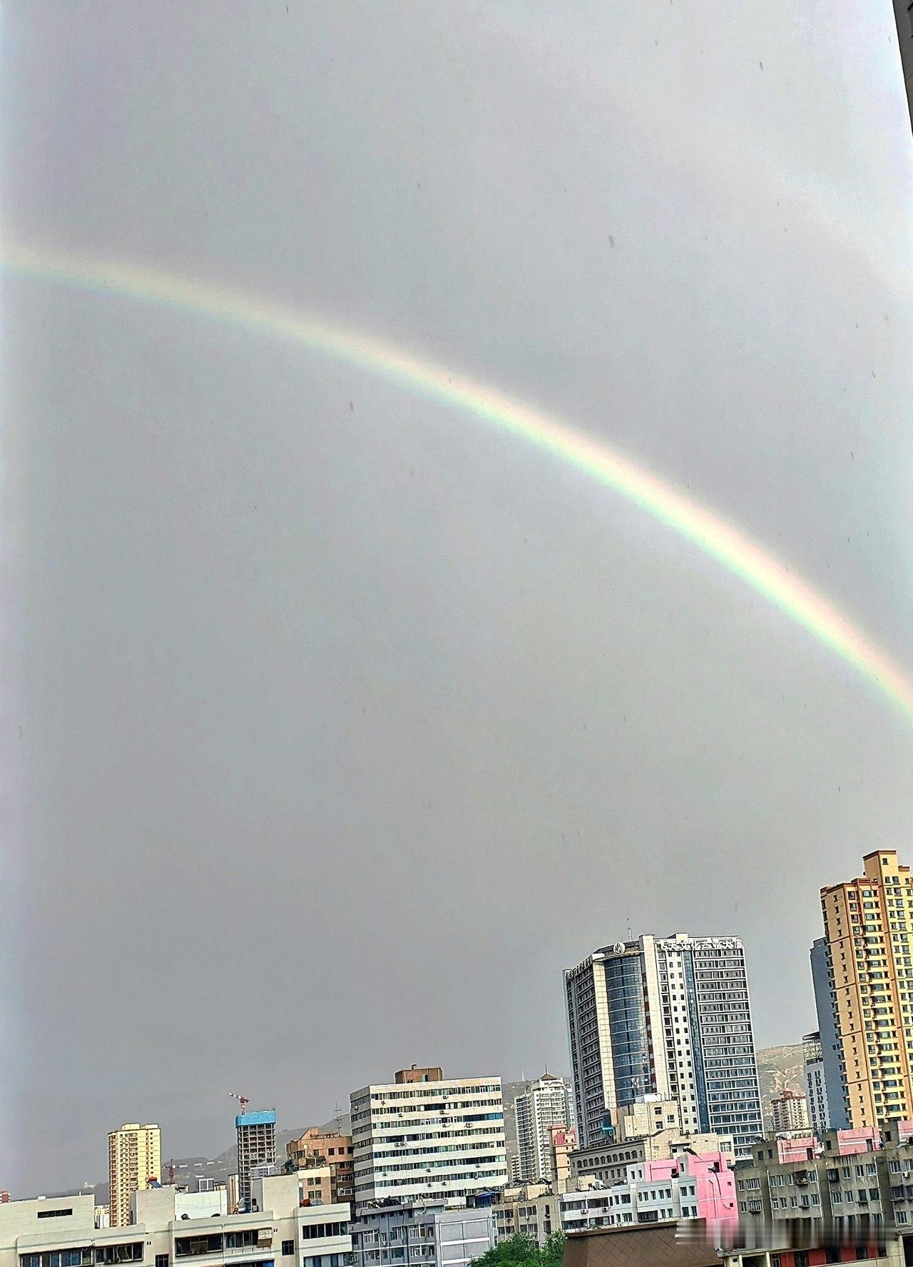 东边日出西边雨☞☞兰州虽然天气热

但每次都不会太长久，而且早晚有温差

这不前