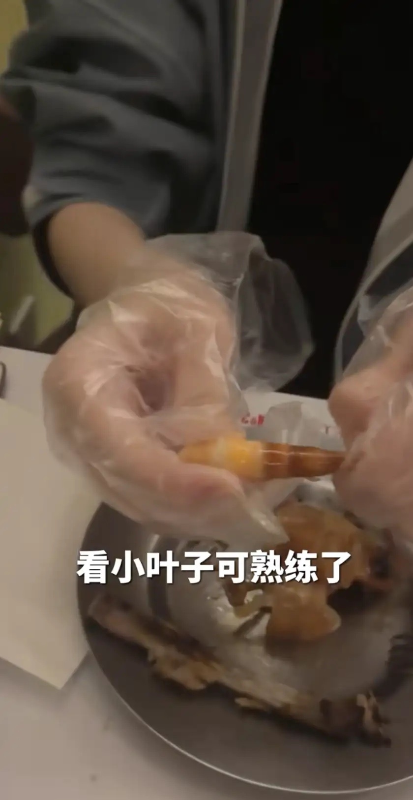 陆毅18岁女儿不会剥虾，摘牙套还会撒娇落泪，被富养的女孩真幸福 