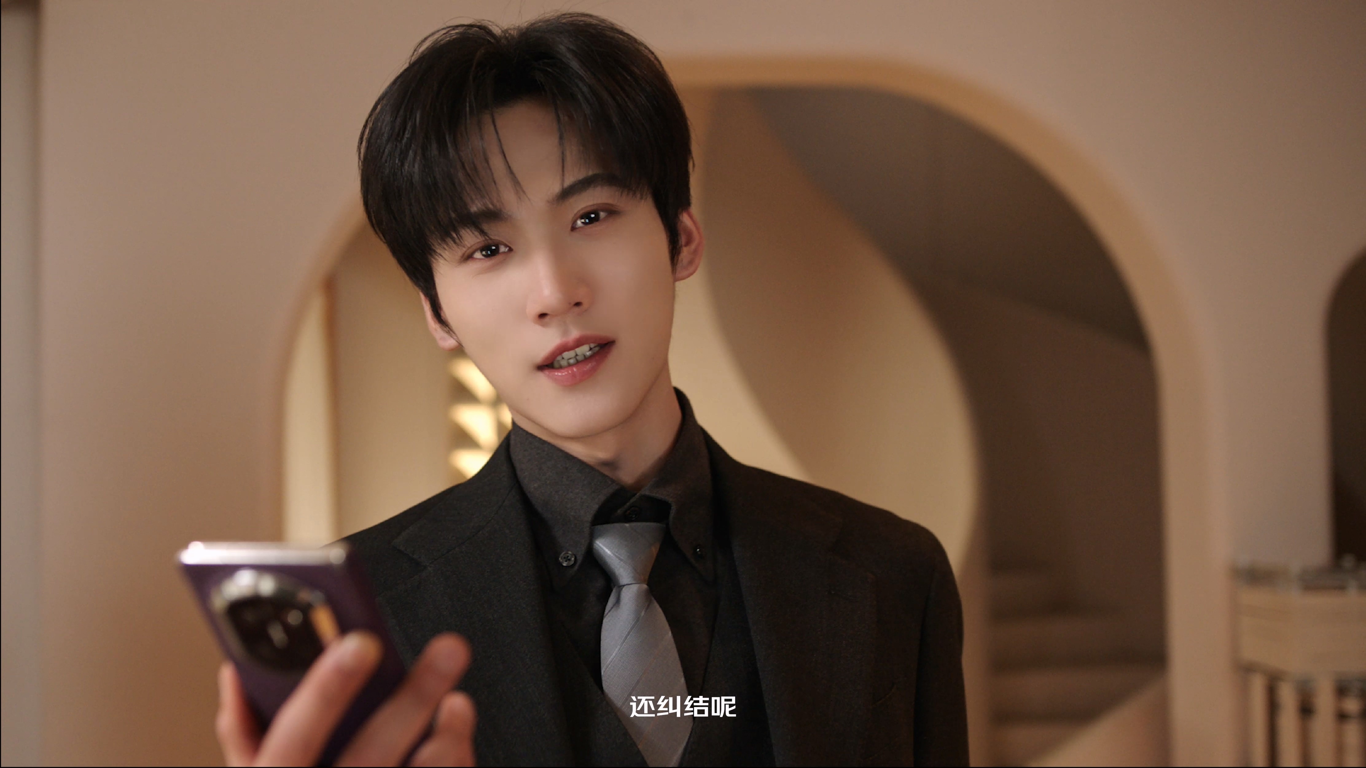 周柯宇霸总男大秒切换 周柯宇最新妇女节短片造型大片一口气放出！毛衣暖男温柔上线，