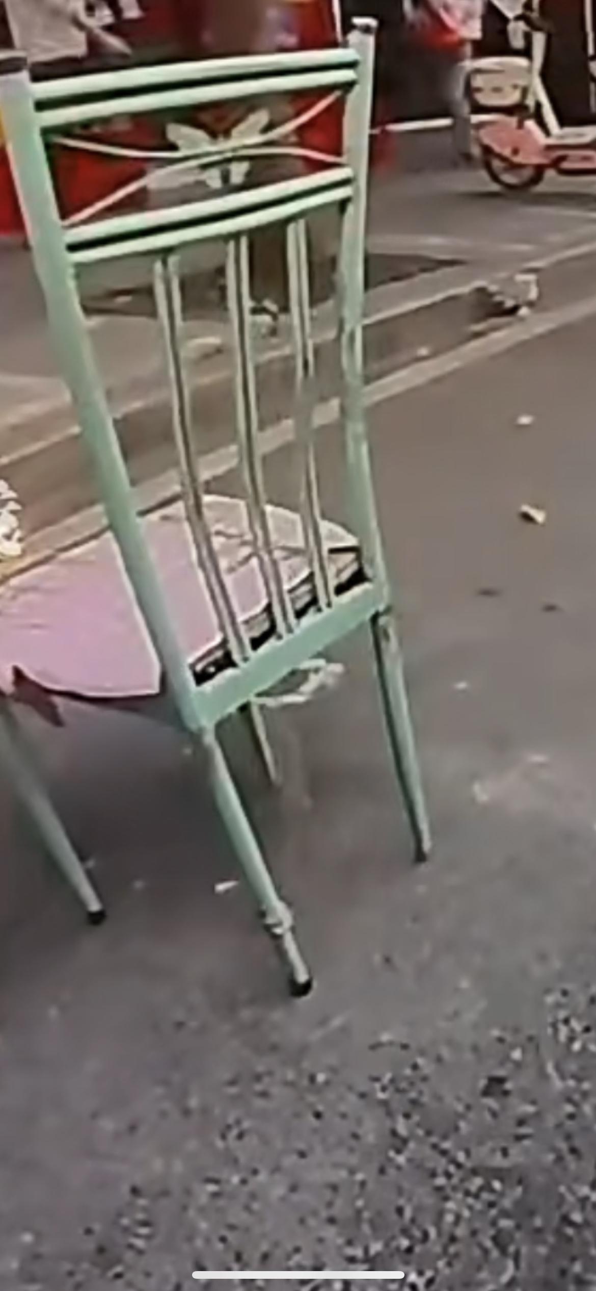 3月18日福建，男子车准备停公共车位上，女子拿椅子和电动车人肉占车位，不允许男子