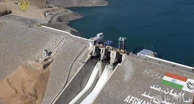 印度这次真是 “吃了熊心豹子胆”！5 月 7 号凌晨，莫迪政府突然对巴基斯坦下黑