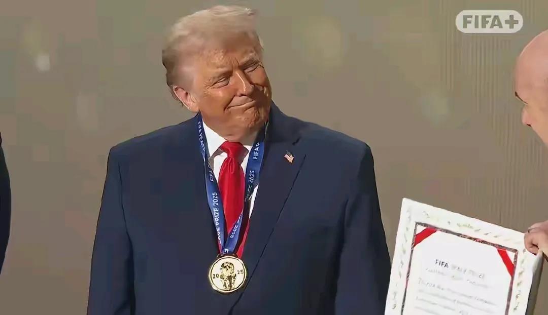 特朗普真的太自以为是，高傲自大了，好像地球离开他都不能转了一样。
特朗普最典型的