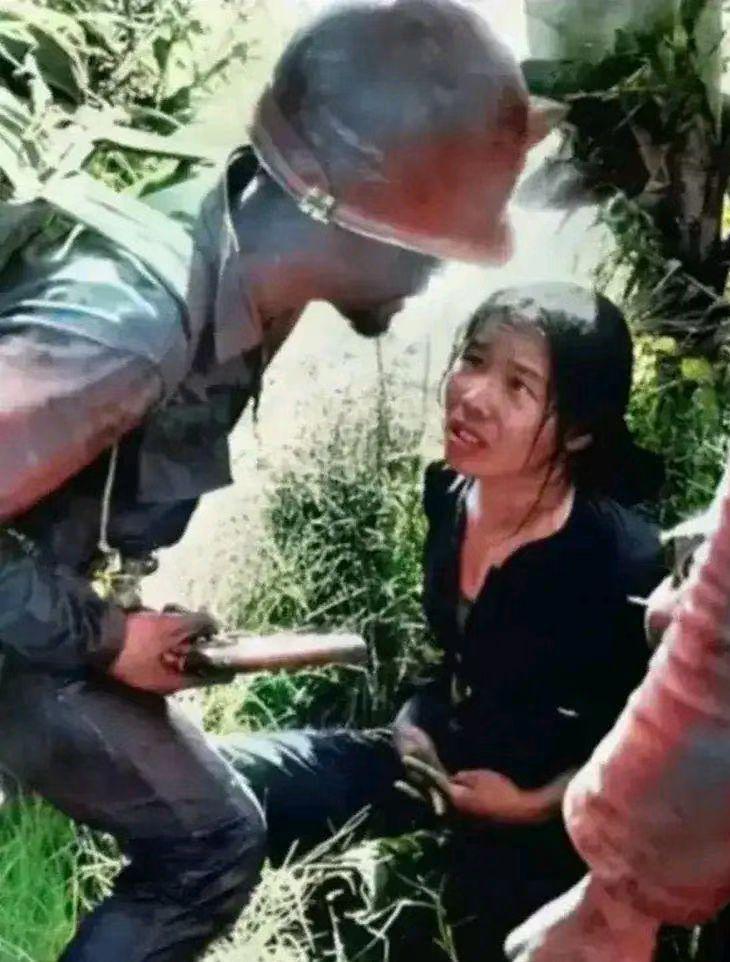1972年，美越战争期间，两个美军士兵在越南西贡的丛林中，俘虏了一名越南妇女。
