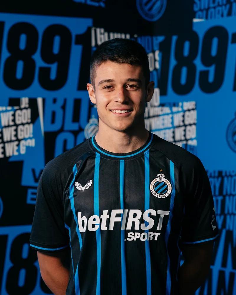 【布鲁日中锋 现场观战米兰】今天在圣西罗球场，还有一位特别的观众 —— 效力于布