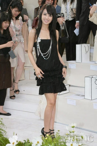 蔡依林2007年亮相巴黎高定周Chanel 2007秋冬高定大秀，成为亚洲首位受