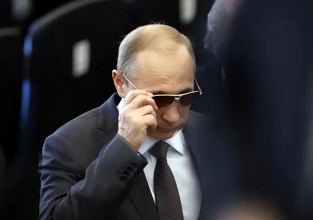 1. 普京罕见公开恋情或为下台做准备？关联俄乌战争等国际格局：普京罕见公开恋情是