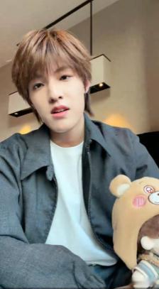 张泽禹突袭直播  张泽禹突袭直播也太有相声那味儿了，全程轻松又好笑，我真的从头笑