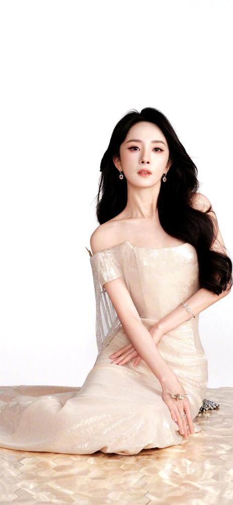 39岁杨幂这身材，真的狠。
米兰时装周全白造型仙炸，高定活动叠穿短裙，比例照样