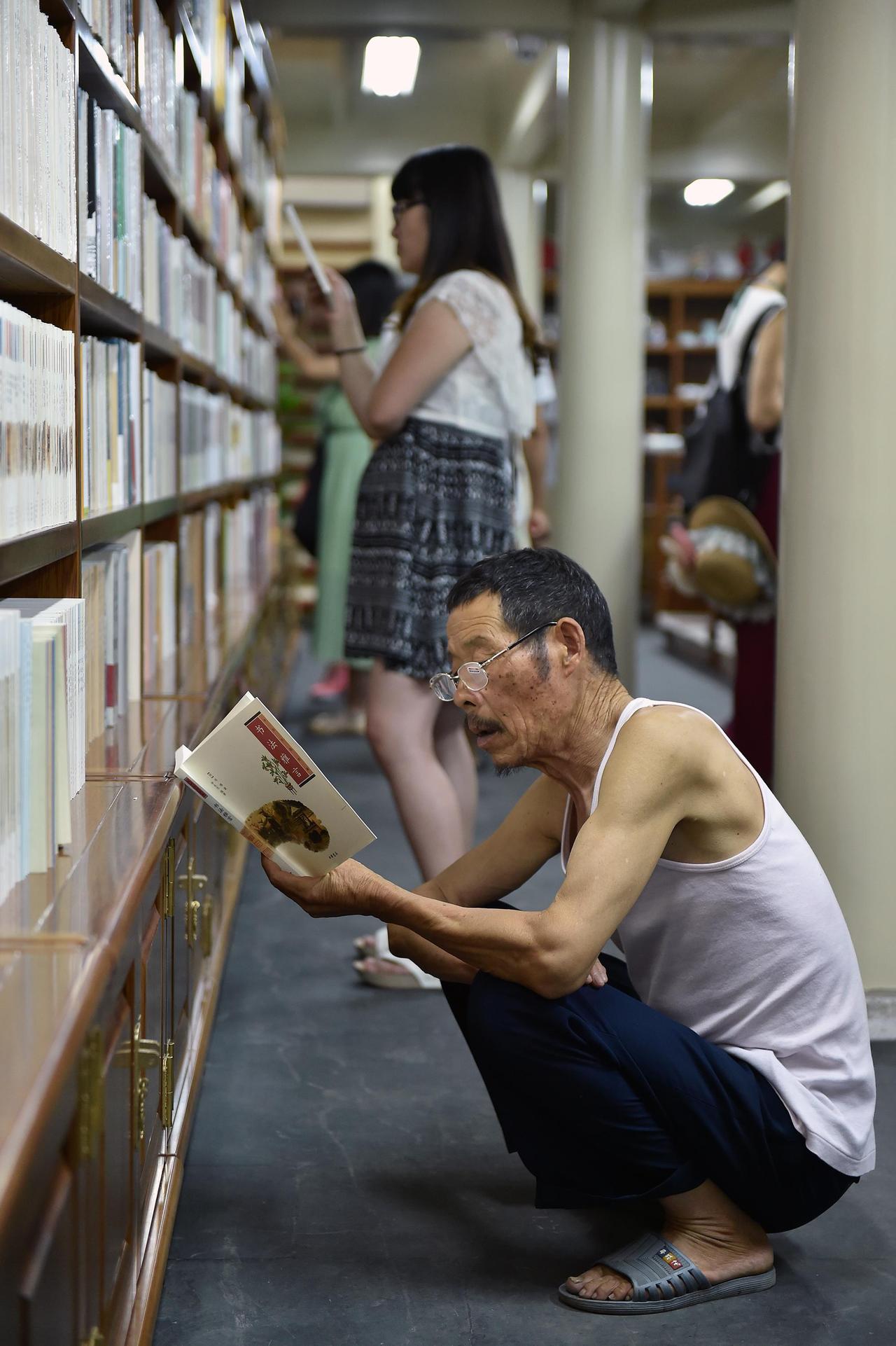 读书人最大的弱点
       读书人或许是认为世界讲道理。钱钟书说：“不读书的