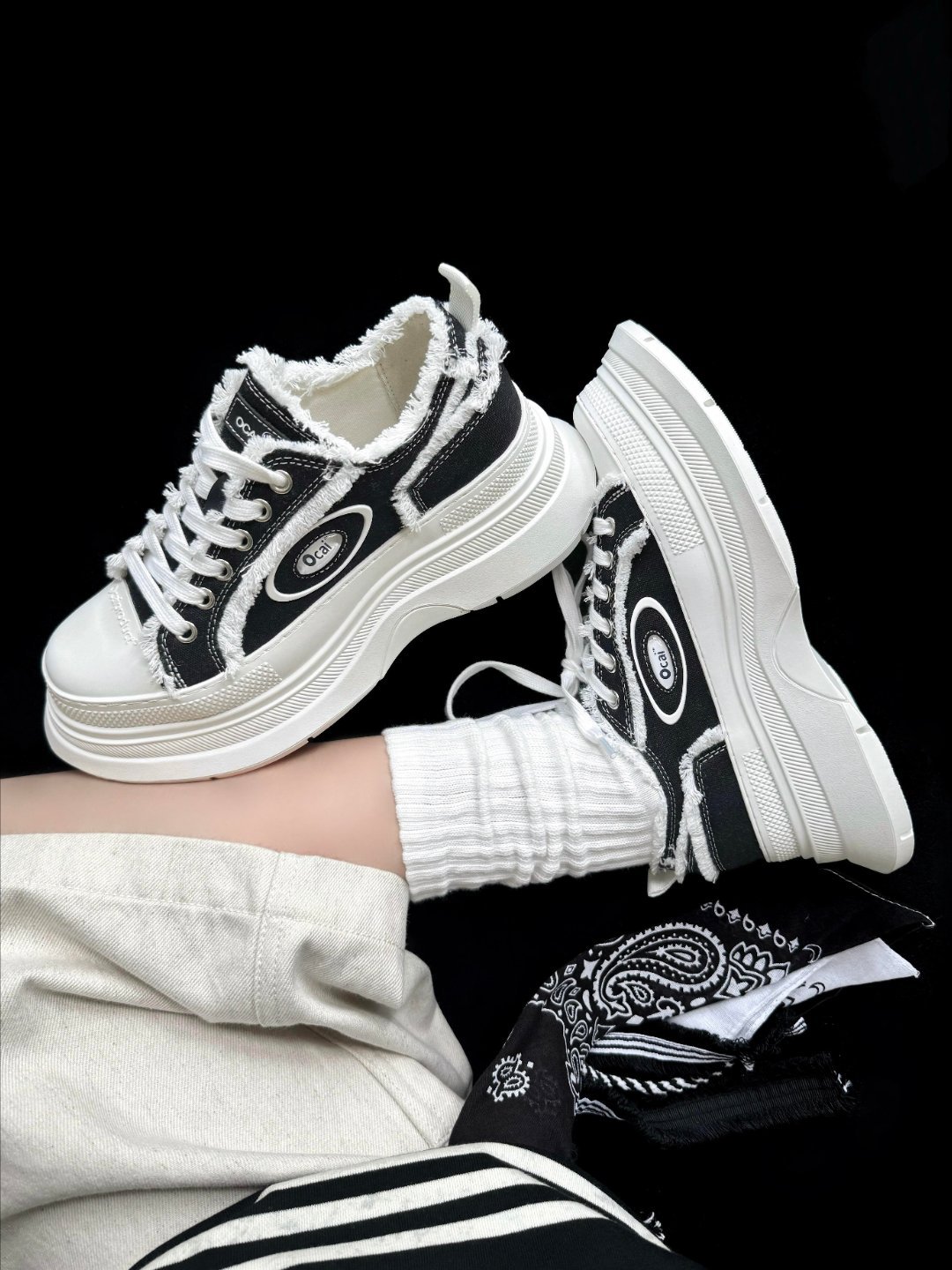 Ocai这双帆布鞋，简直把法式慵懒的松弛感刻进了设计基因里。黑白主调的配色干净又