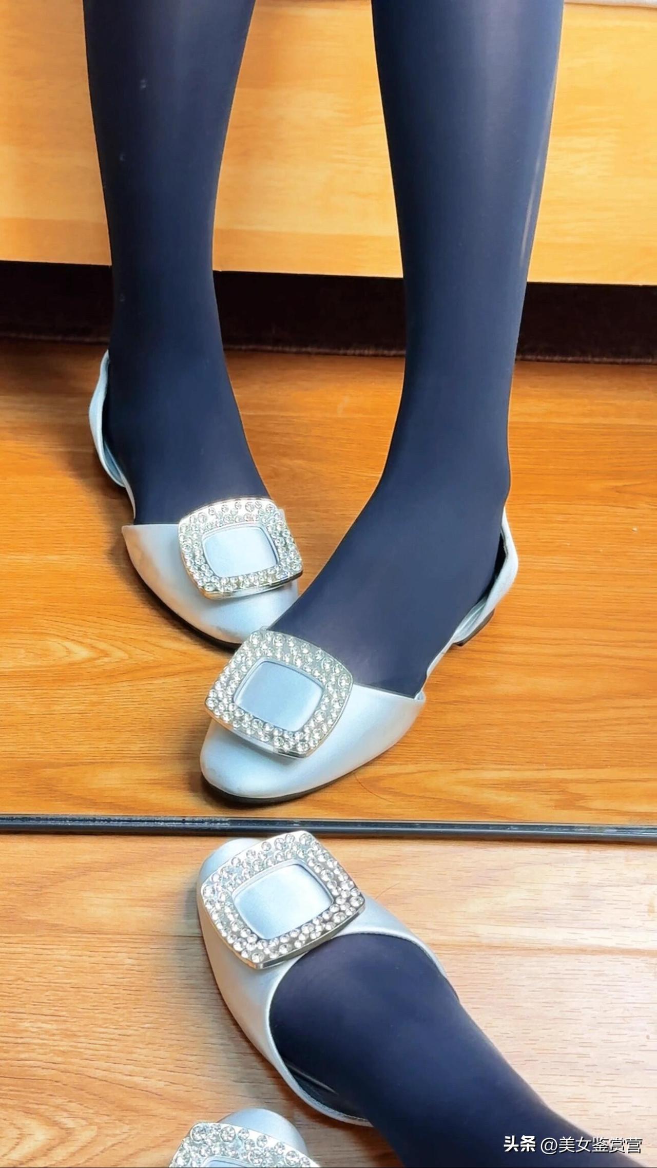 今天的穿搭是“通勤精致感”的温柔表达✨

雾霾蓝丝袜带着细腻的哑光质感，柔和地包