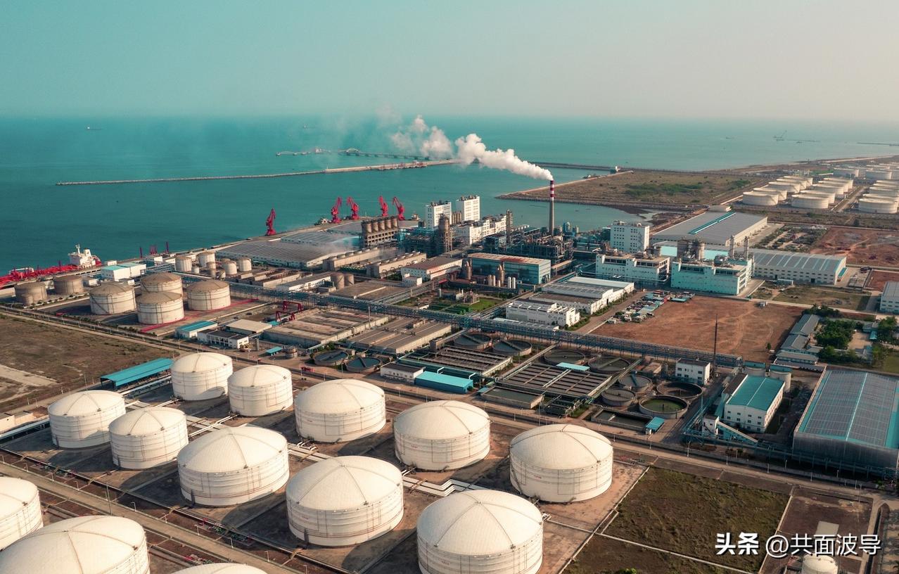 伊朗终于开窍了，开始空袭以色列的基础设施，之前伊朗空袭的目标，实际上大多数都属于