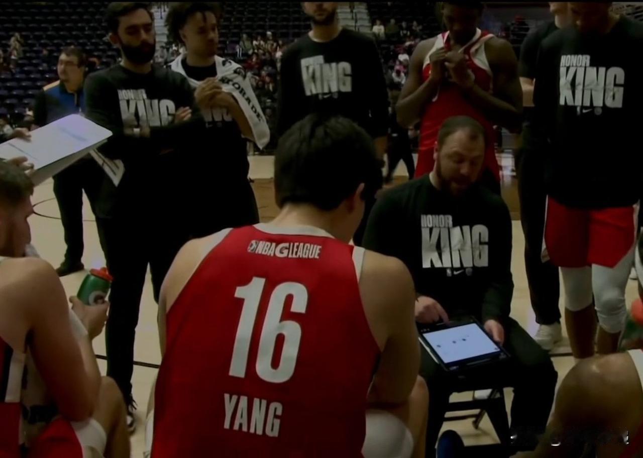 杨瀚森连续三场得分两位数。杨瀚森继续到G联赛锻炼。在对阵孟菲斯的比赛中，杨瀚森受