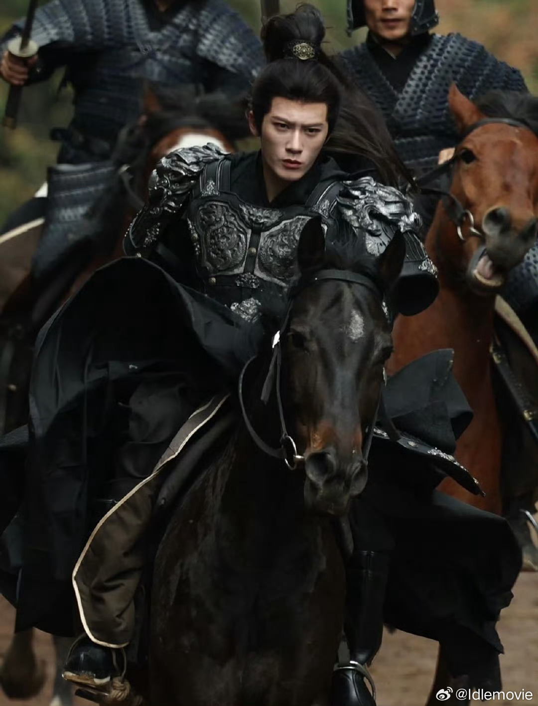 看到檀健次谢却山将军造型路透，一眼望过去，意气风发大将军的既视感，氛围感太足了，