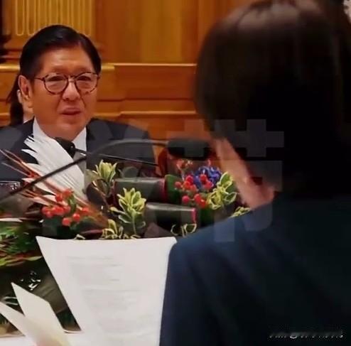 菲律宾总统小马科斯做梦也没想到，

自己的那个“破嗓子”所发出来的声音，

居然