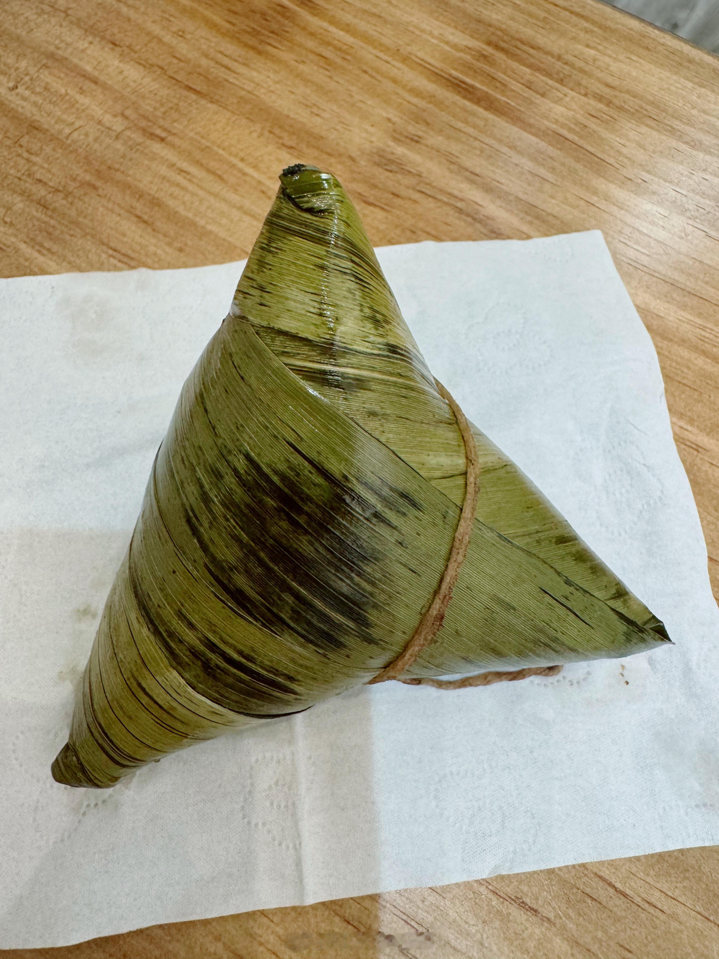 早饭刚在家里吃完我的梅干菜大肉粽，一到店里又被投喂了一个大肉粽，吃完这个粽子我要