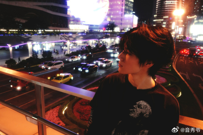 张真源上海夜景plog从开阔主干道到幽静小巷，全方位记录魔都夜色，复古穿搭和城市