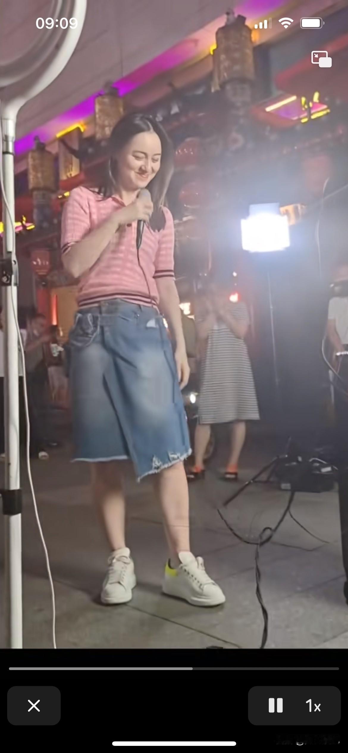 唐艺老师年轻的时候真的太漂亮了，身材脸蛋都是美的，来时的路走得非常艰辛，不是随随