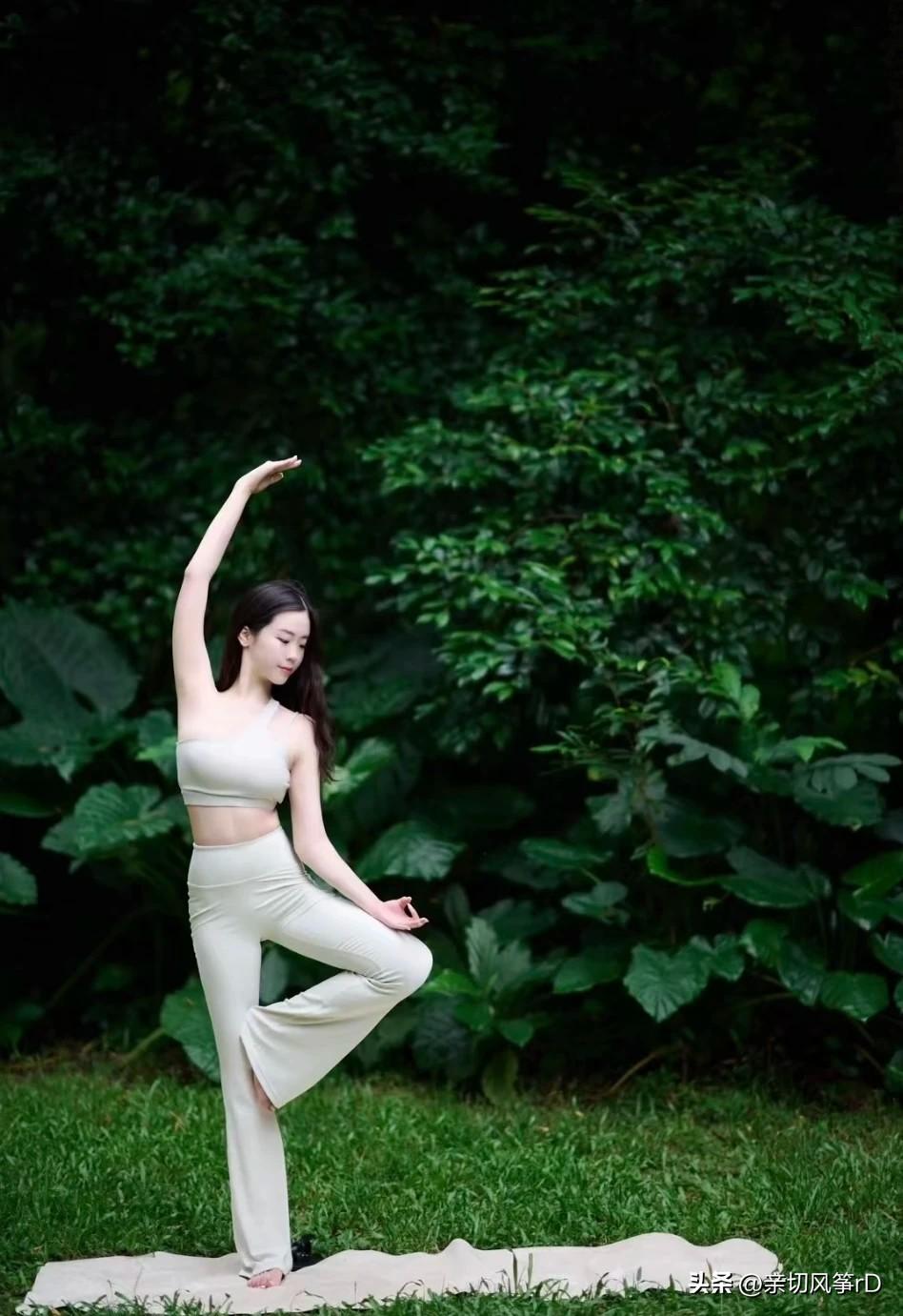 在绿意盎然中，感受瑜伽的宁静与美好。有哪些女生日常好看穿搭可以借鉴 美女服装搭配