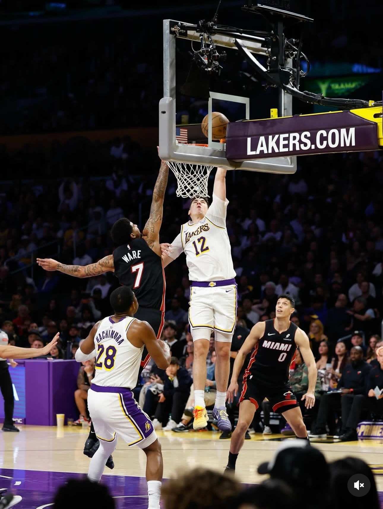 眉清目秀[憧憬]拉拉维亚晒出近期比赛照片并配文：一场一场打！加油湖人秀！💜💛