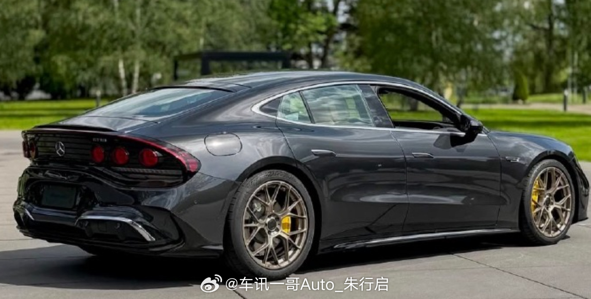 AMG GT四门黑色版本的实车亮相遮住奔驰车标的话总觉得它看起来很像图3的名爵M