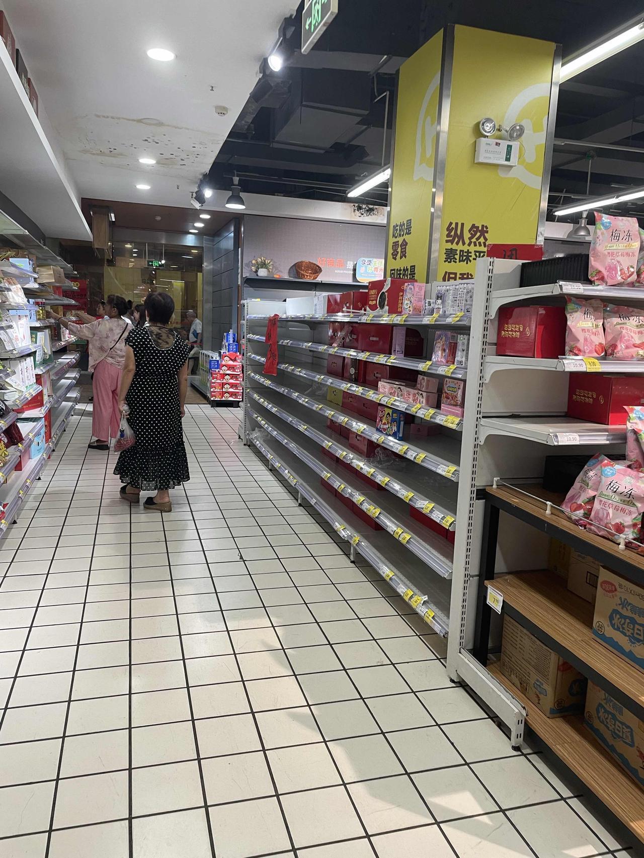 今天去邵阳市中心人民广场的佳恵商场买点东西，发现很多货柜都没有货了，在邵阳开了几