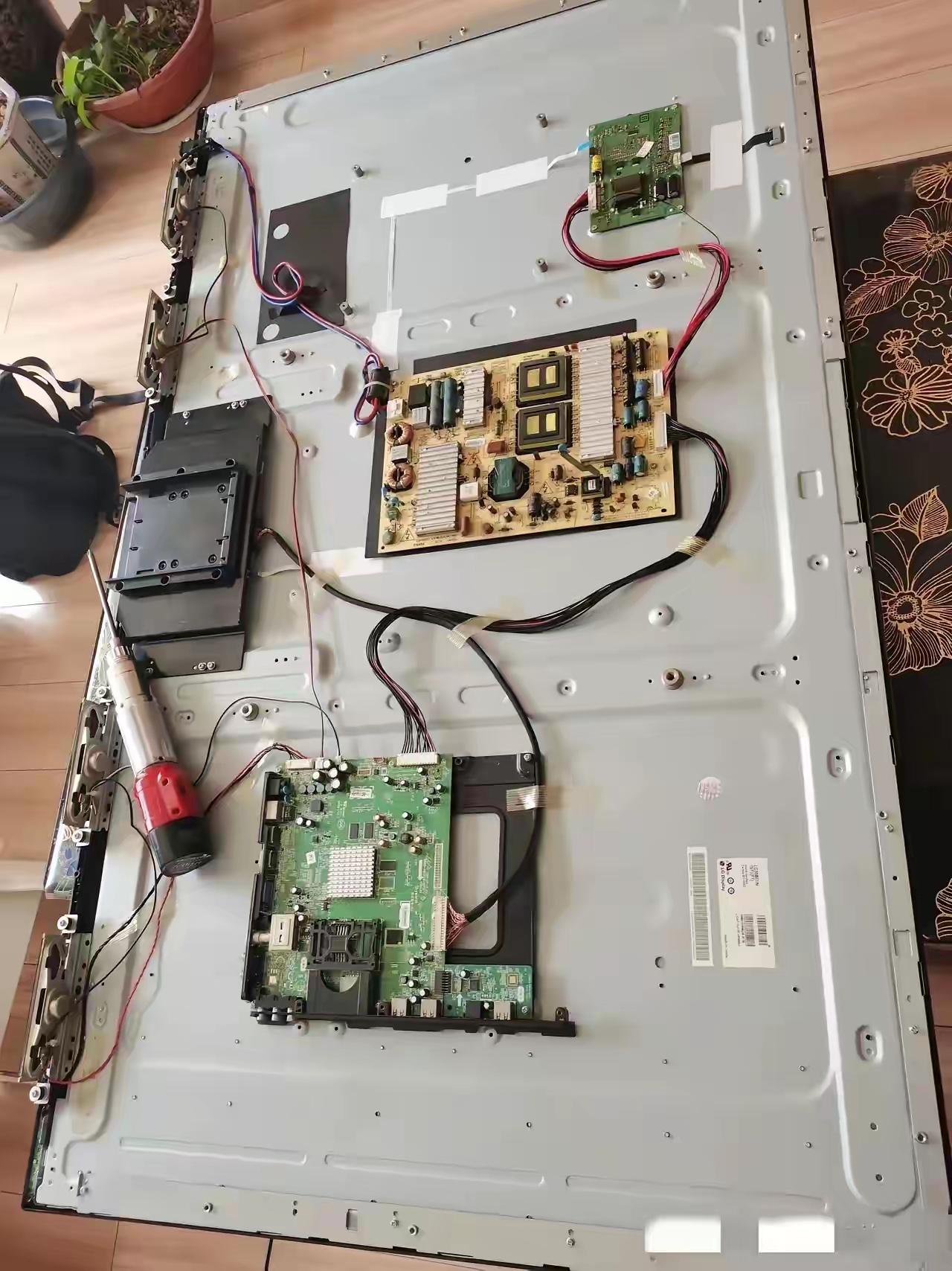 吓一跳，大电视拆开就这么几个电子元件，我家当时买花了好几千，相比手机制造难度小多