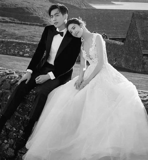 181和165是最完美的身高比！
张若昀和唐艺昕的婚纱照是明星里最般配的，郎才女