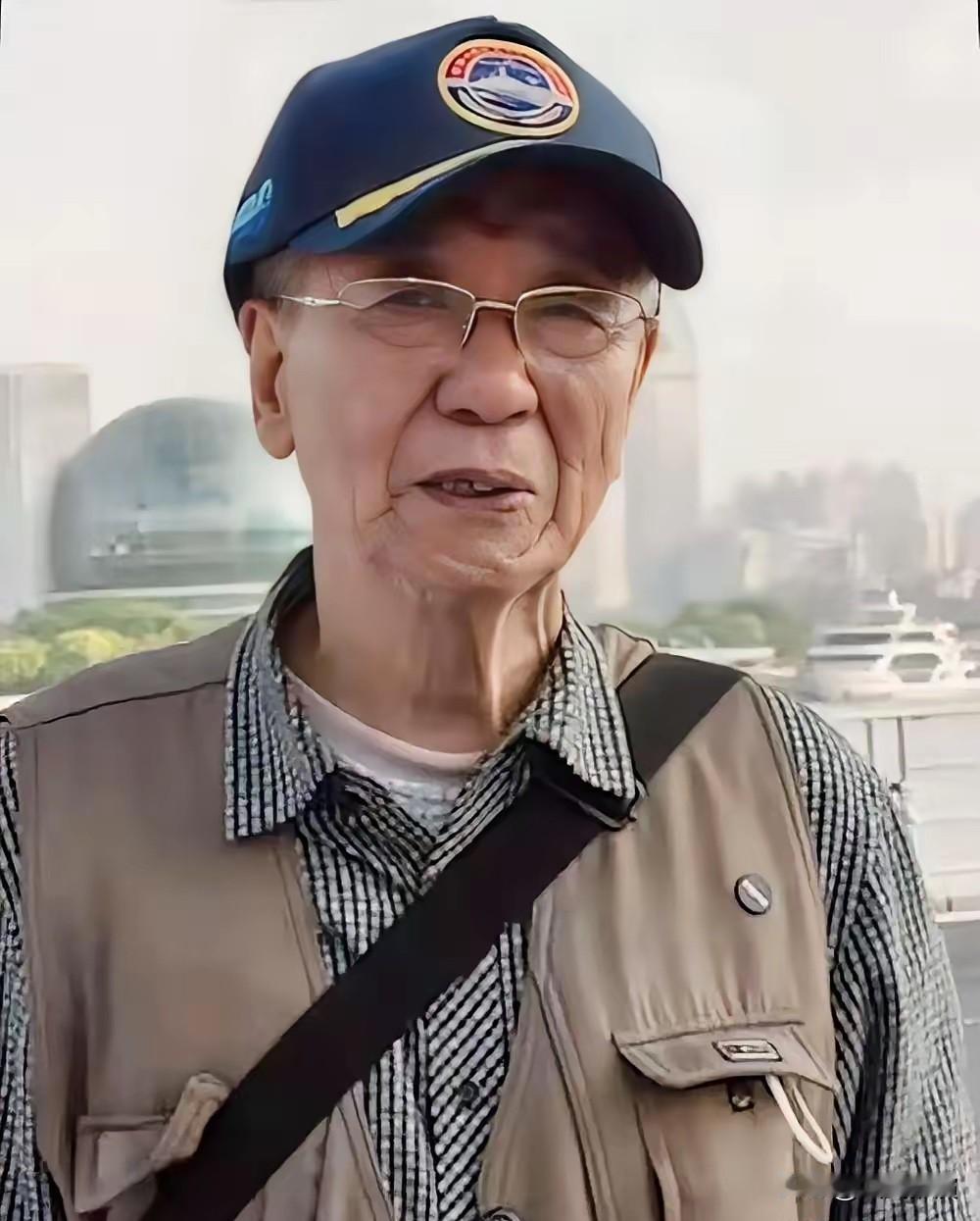 “眼泪止不住了！”沂蒙山舰停靠上海，91岁海军老兵没有参观资格，拿着1953年的