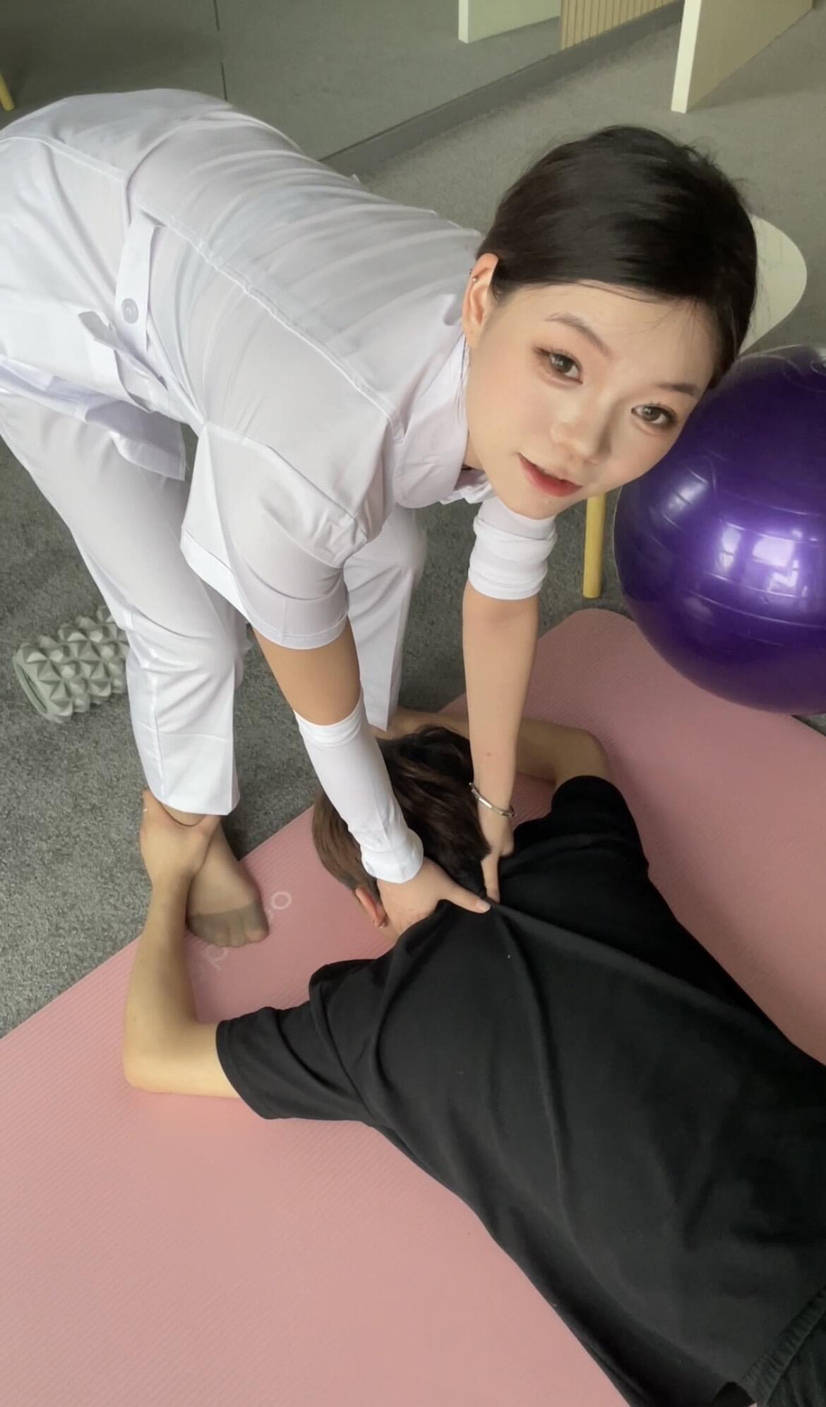 这个瑜伽老师穿着短丝袜，有点美啊！