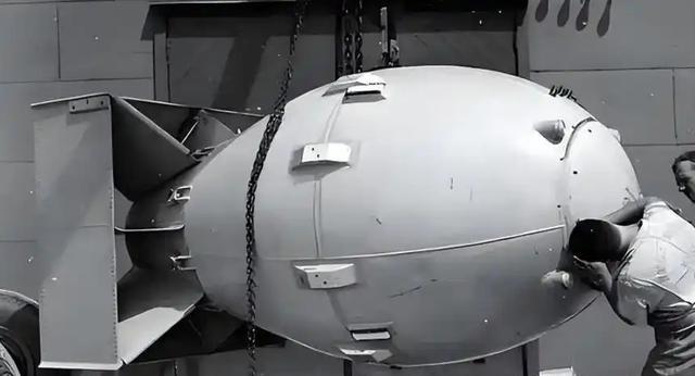 “日本应该拥有核武器。”日本人不装了，摊牌了，就是要突破“无核三原则”，一个军火